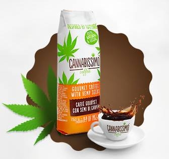 Eine Tüte Cannabissimo-Kaffee steht neben einer kleinen weißen Tasse mit Kaffee. Die Kaffeetüte ist weiß mit einem Muster aus grünen Cannabisblättern und trägt den Text „Gourmet-Kaffee mit Hanfsamen“. Neben den Artikeln befindet sich ein grünes Cannabisblatt.